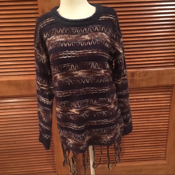 🔥NWOT🔥BEAUTIFUL SWEATER WITH FRINGE - Picture 5 of 7